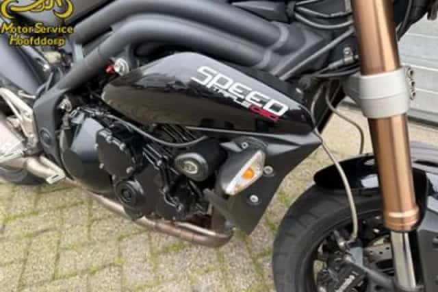 Triumph Speed Triple 1050 (2011) thumbnail 3