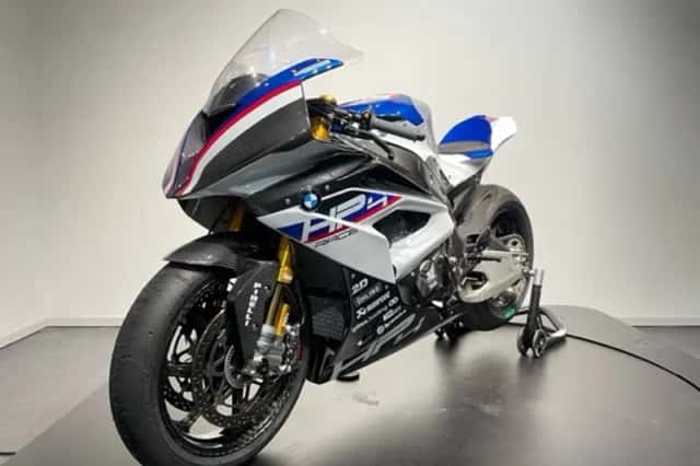 BMW HP4 Race (2017) thumbnail 3