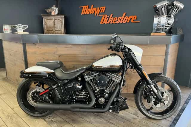 Harley-Davidson Breakout (2016) thumbnail 1