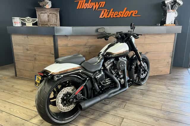 Harley-Davidson Breakout (2016) thumbnail 2