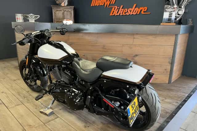 Harley-Davidson Breakout (2016) thumbnail 4
