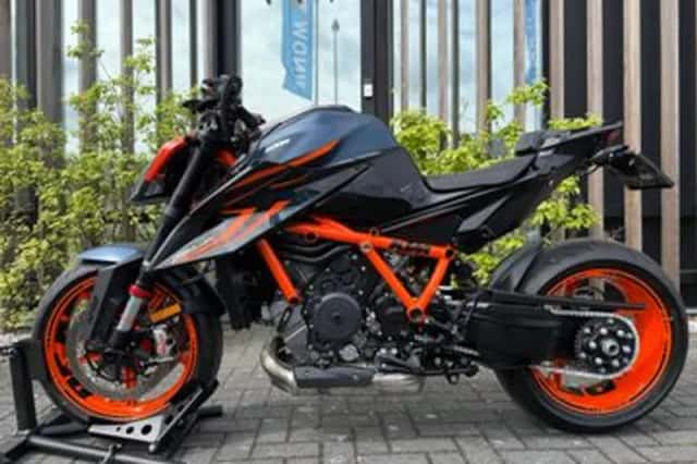 KTM 1290 SuperDuke R (2024) thumbnail 2