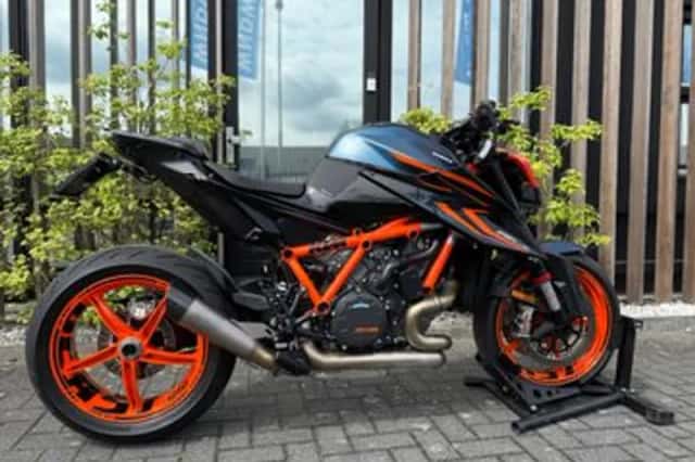 KTM 1290 SuperDuke R (2024) thumbnail 3