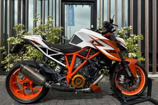 KTM 1290 SuperDuke R (2017) thumbnail 1