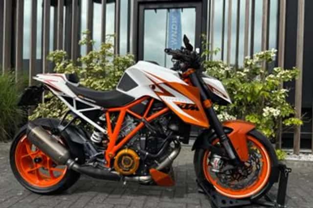KTM 1290 SuperDuke R (2017) thumbnail 3
