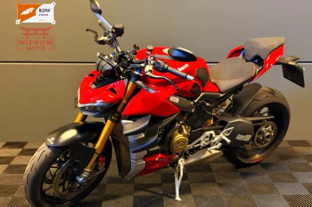 Ducati Streetfighter V4S (2022) thumbnail 1