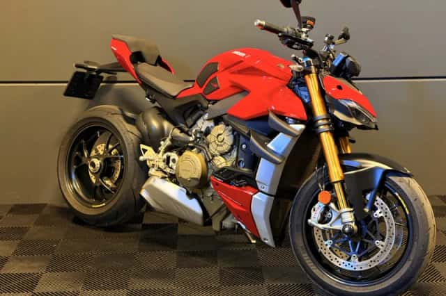 Ducati Streetfighter V4S (2022) thumbnail 3