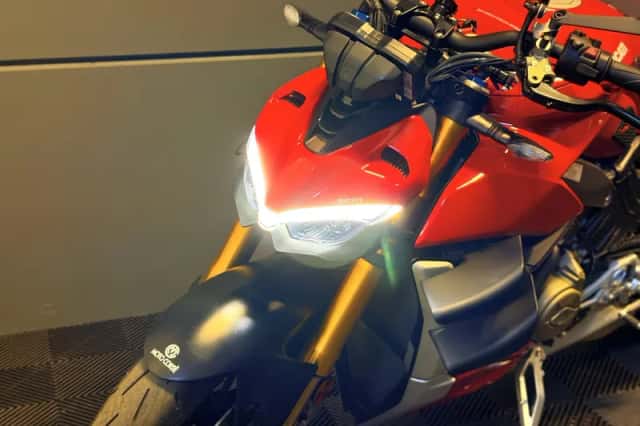 Ducati Streetfighter V4S (2022) thumbnail 5