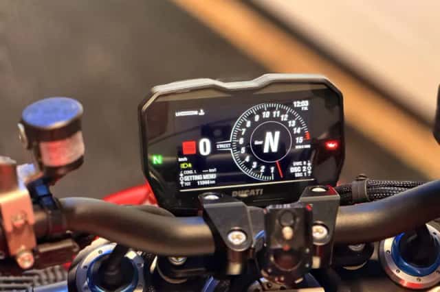 Ducati Streetfighter V4S (2022) thumbnail 6