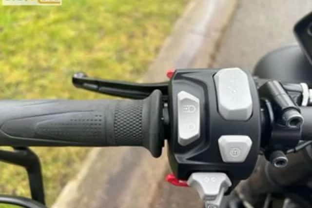 Triumph Speed Triple RS (2018) thumbnail 2
