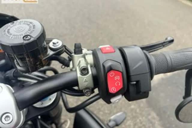 Triumph Speed Triple RS (2018) thumbnail 3