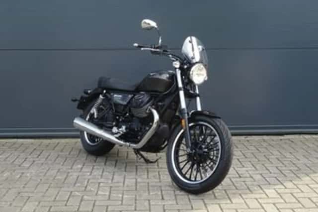 Moto Guzzi V9 Roamer (2019) thumbnail 1