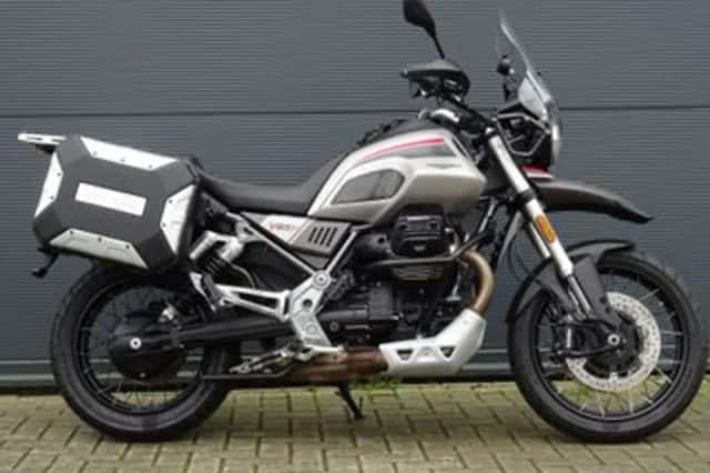 Moto Guzzi V85 TT (2023) thumbnail 2