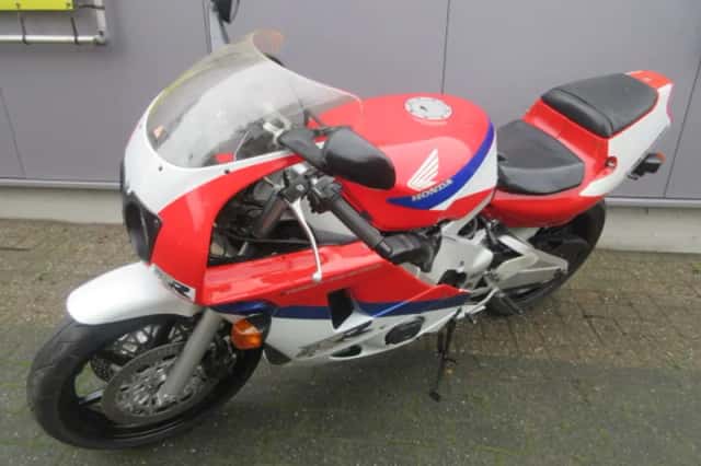 Honda CBR 400RR (1991) thumbnail 2