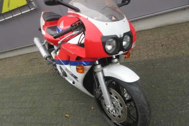 Honda CBR 400RR (1991) thumbnail 3