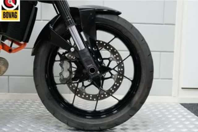 KTM 690 Duke (2013) thumbnail 2