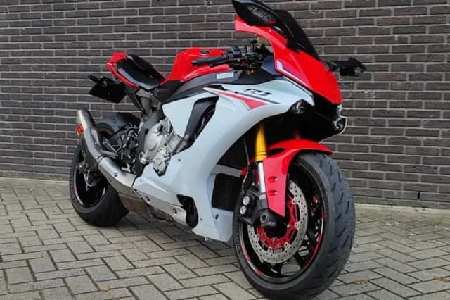 Yamaha R1 (2015) thumbnail 2