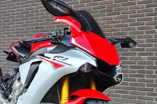 Yamaha R1 (2015) thumbnail 3