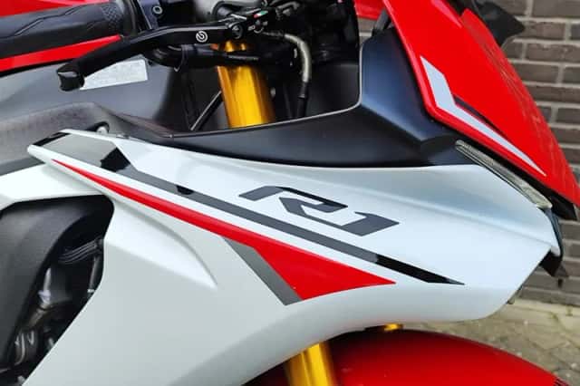 Yamaha R1 (2015) thumbnail 5