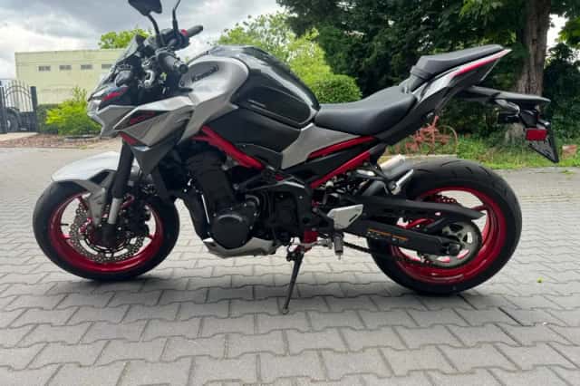 Kawasaki Z900 (2024) thumbnail 4