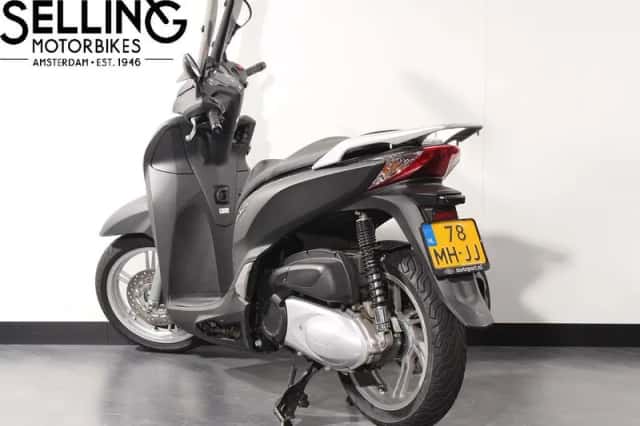 Honda SH 300 (2016) thumbnail 4