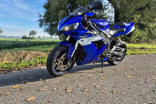 Yamaha YZF-R1 (2004) thumbnail 3