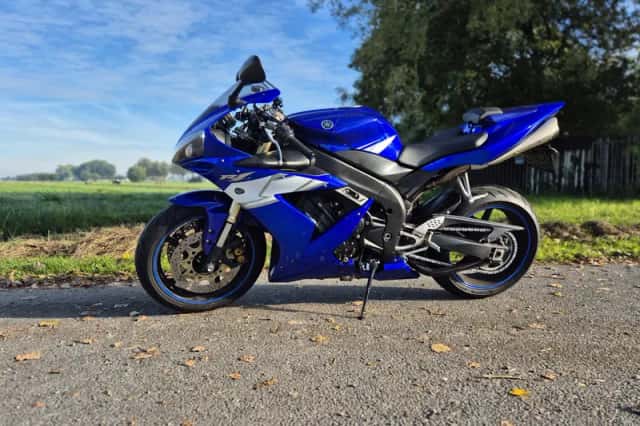 Yamaha YZF-R1 (2004) thumbnail 4