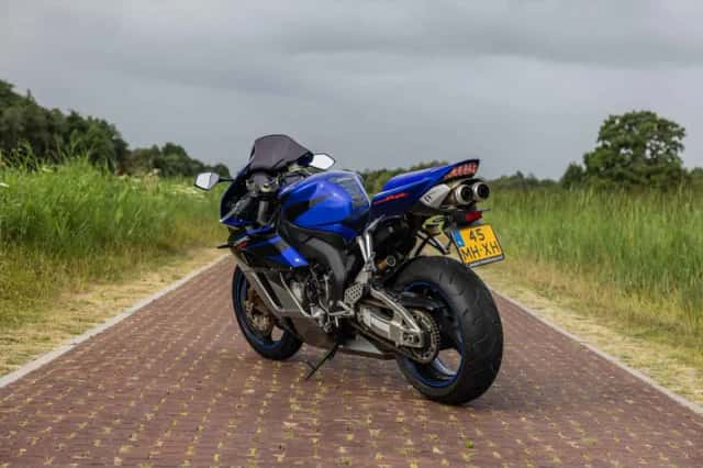 Honda CBR 1000 RR Fireblade (2006) thumbnail 2