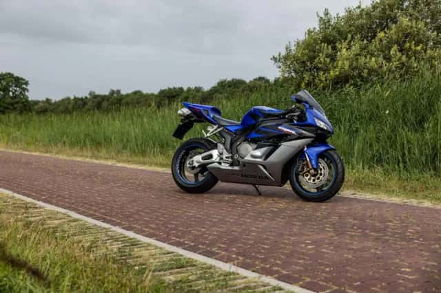 Honda CBR 1000 RR Fireblade (2006) thumbnail 3