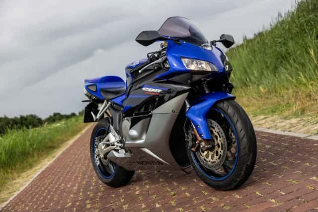 Honda CBR 1000 RR Fireblade (2006) thumbnail 4