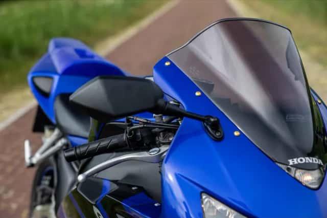 Honda CBR 1000 RR Fireblade (2006) thumbnail 5