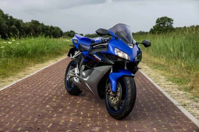 Honda CBR 1000 RR Fireblade (2006) thumbnail 6