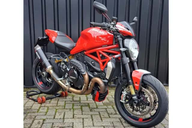Ducati Monster 1200 R (2016) thumbnail 2