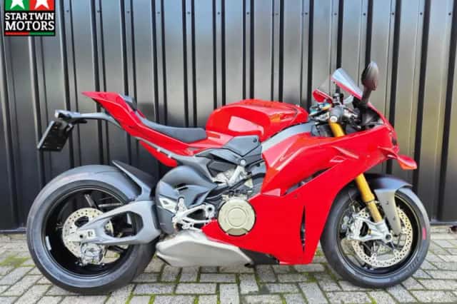 Ducati Panigale V4S (2024) thumbnail 1