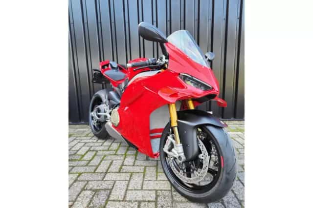 Ducati Panigale V4S (2024) thumbnail 2