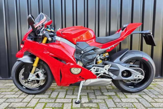 Ducati Panigale V4S (2024) thumbnail 3
