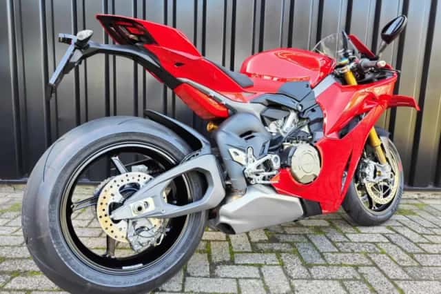 Ducati Panigale V4S (2024) thumbnail 6