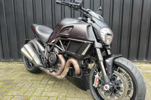Ducati Diavel Dark (2016) thumbnail 2