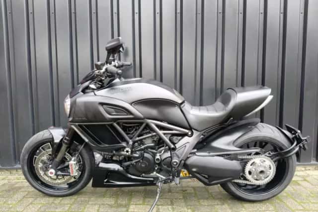 Ducati Diavel Dark (2016) thumbnail 3
