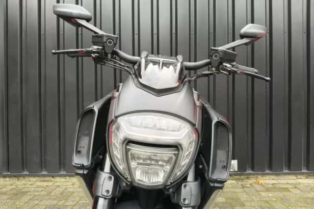 Ducati Diavel Dark (2016) thumbnail 4
