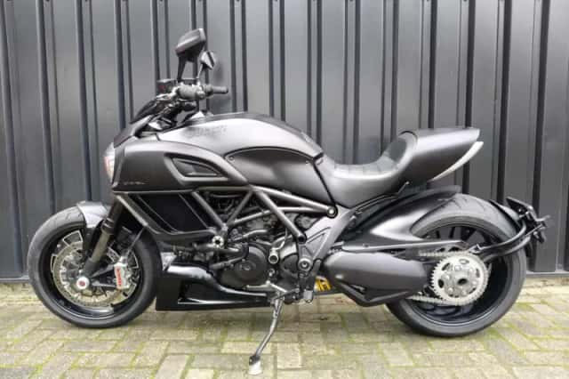 Ducati Diavel Dark (2016) thumbnail 5