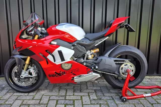 Ducati Panigale V4 R (2023) thumbnail 3