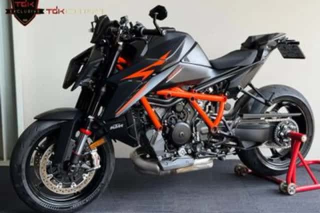 KTM 1390 Super Duke R (2024) thumbnail 6