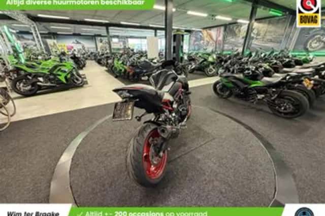 Kawasaki Z900 (2024) thumbnail 3