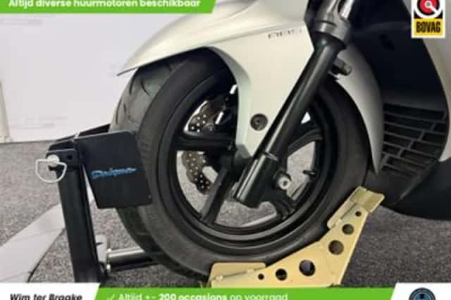 Kawasaki J 300 (2014) thumbnail 4