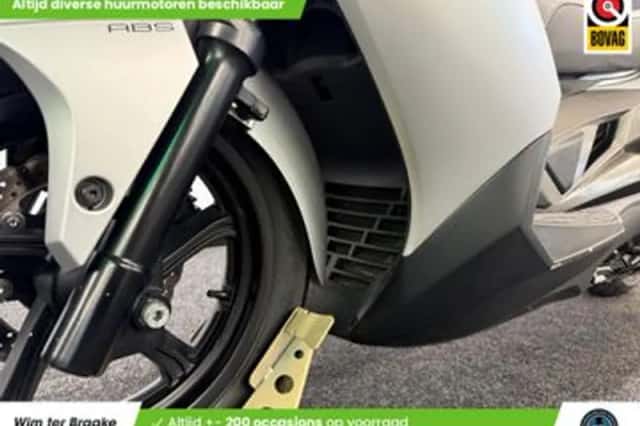 Kawasaki J 300 (2014) thumbnail 5