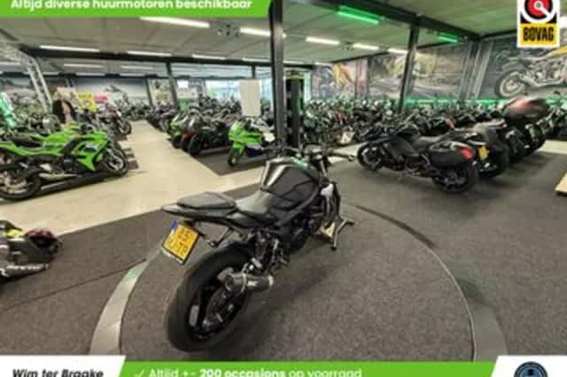 Suzuki GSR750 (2015) thumbnail 3