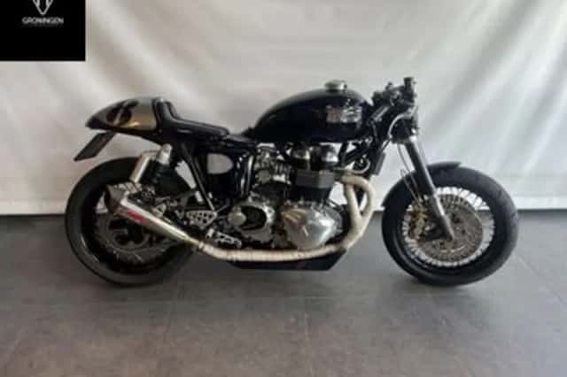 Triumph Thruxton 900 (2005) thumbnail 1