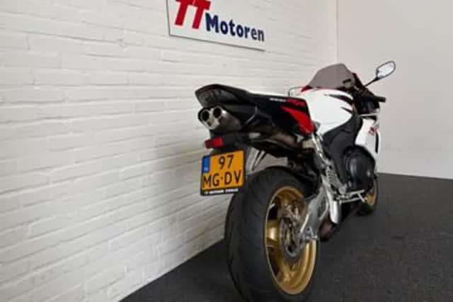 Honda CBR1000RR (2006) thumbnail 5