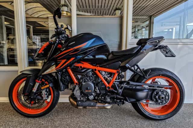 KTM Super Duke 1290 (2023) thumbnail 2